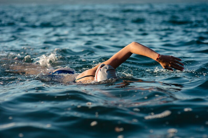 [fpdl.in]_female-swimmer-with-cap-and-goggles-swimming-in-water_23-2148687599_medium.jpg