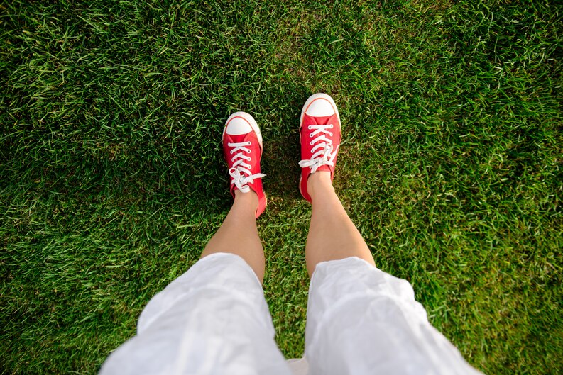 [fpdl.in]_close-up-of-girl-s-legs-in-red-keds-on-grass_176420-6866_medium.jpg