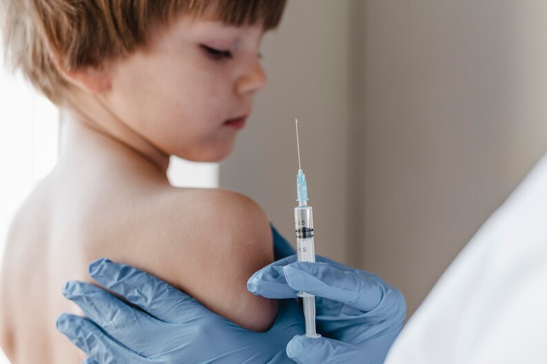 [fpdl.in]_doctor-with-gloves-performing-a-vaccine-on-little-child_23-2148801365_medium.jpg