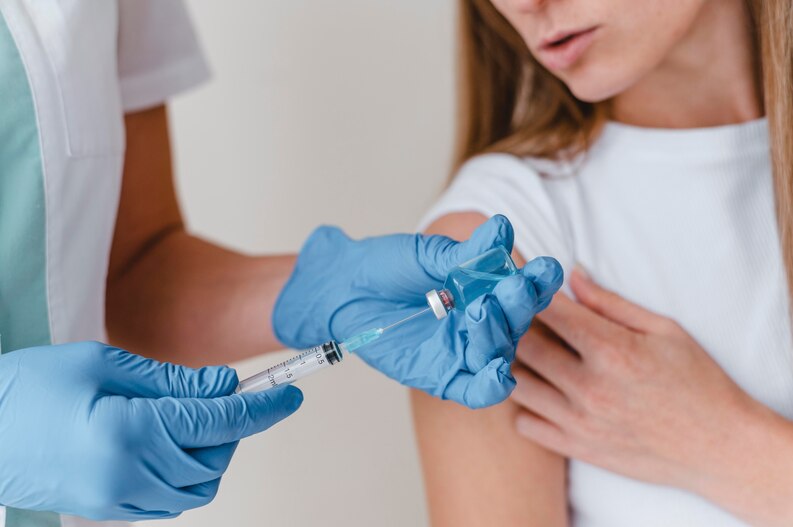 [fpdl.in]_doctor-with-gloves-preparing-vaccine-for-a-woman_23-2148801441_medium.jpg